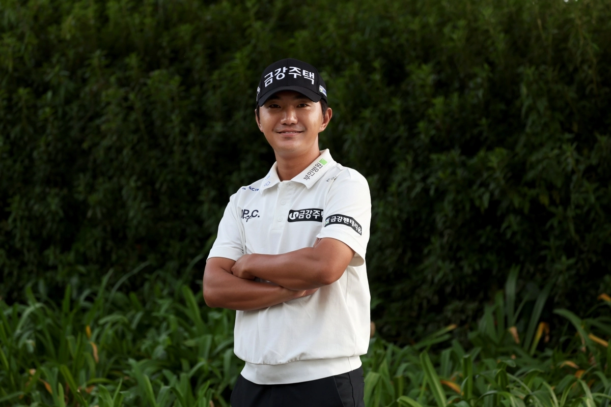 옥태훈이 지난 7일 서울신문과 인터뷰하며 포즈를 취하고 있다. KPGA 제공