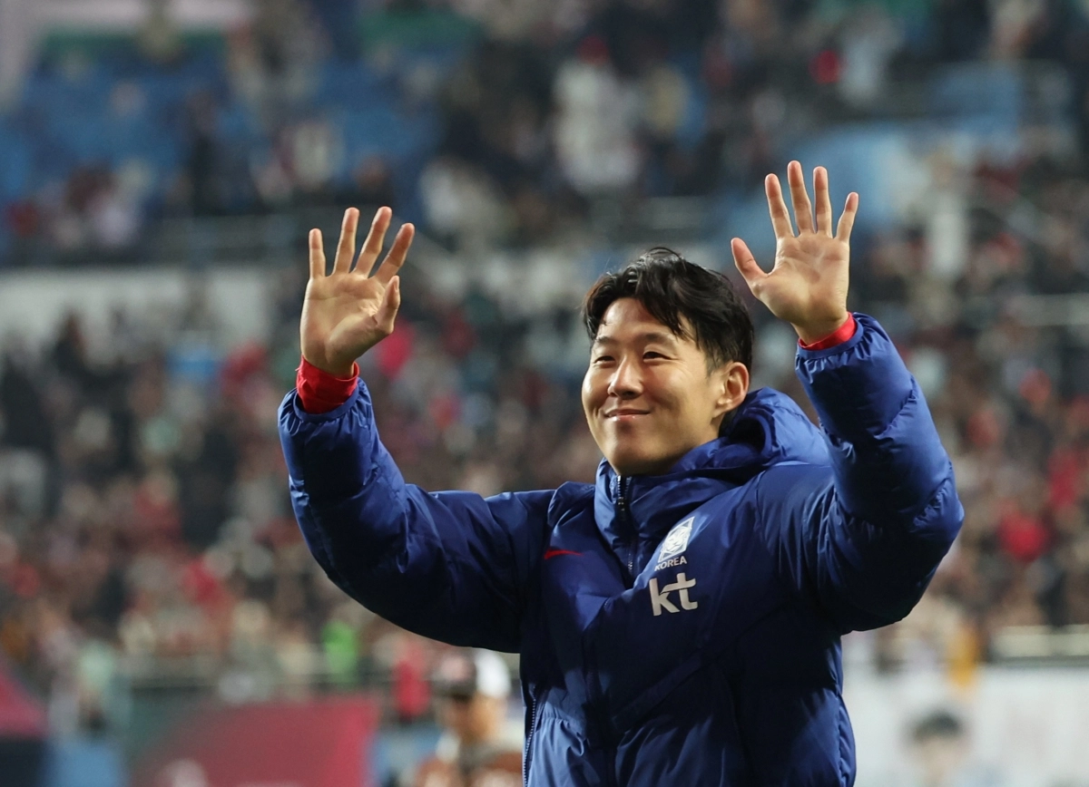 지난 14일 대전월드컵경기장에서 열린 남자축구 국가대표 A매치 평가전 대한민국과 볼리비아의 경기에서 2-0로 승리한 한국 손흥민이 관중을 향해 웃으며 인사하고 있다. 대전 연합뉴스.