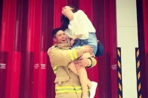 홍콩 순직 소방관, 10년 연인과 결혼 코앞이었다…예비신부 “내 슈퍼히어로 떠났다”