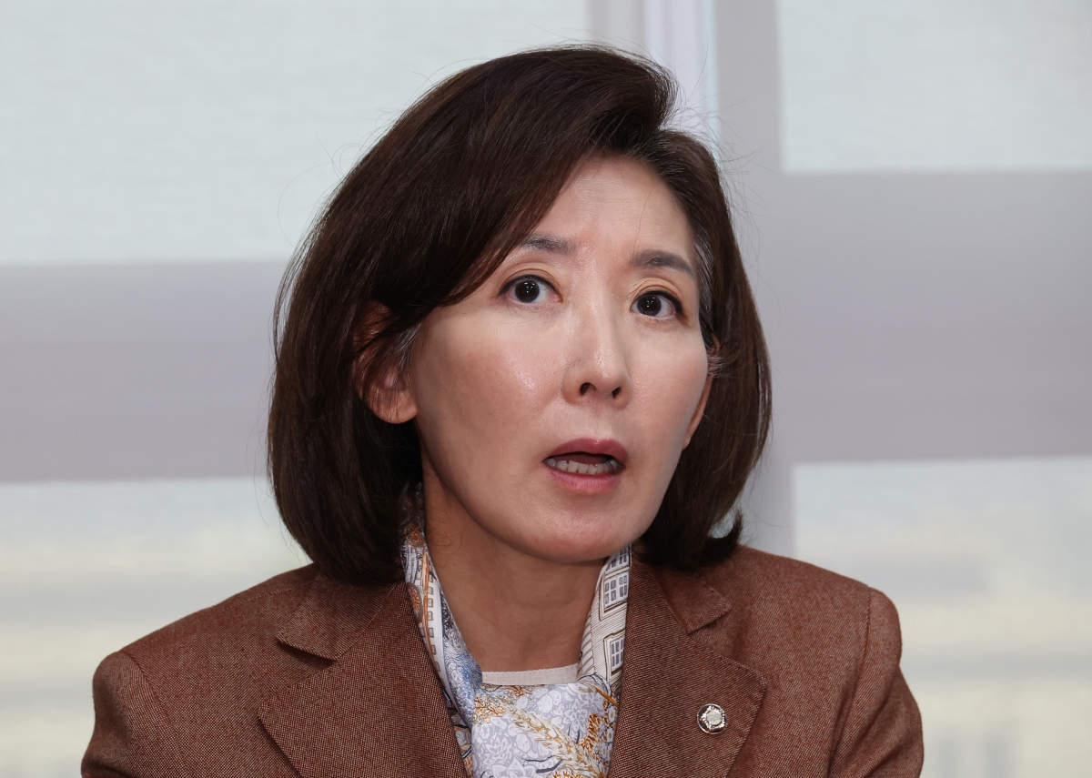 국민의힘 나경원 의원이 20일 서울 여의도 국회 의원회관 자신의 의원실에서 ‘국회 패스트트랙 충돌’ 1심 선고 관련 기자 간담회를 하고 있다. 2025.11.20 연합뉴스