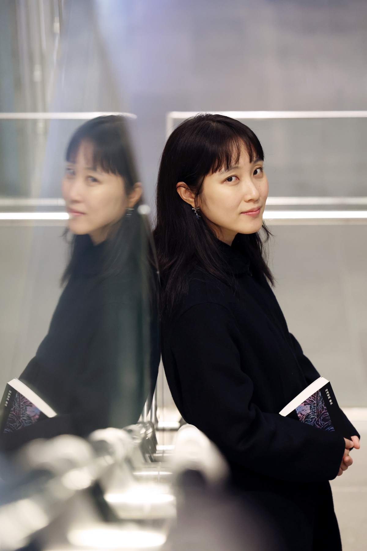 2022년 서울신문 신춘문예로 등단한 뒤 평단과 대중에게 두루 주목받고 있는 작가 함윤이의 첫 소설집 ‘자개장의 용도’는 현실과 환상의 경계를 흐리는 일곱 편의 다채로운 이야기를 담았다. 연합뉴스