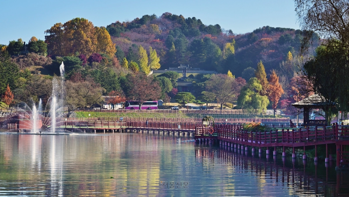 의암호와 논개사당 전경.