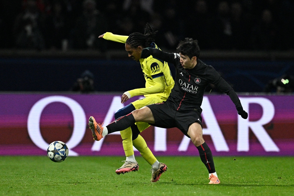 이강인(오른쪽·파리 생제르맹)이 27일(한국시간) 프랑스 파리 파르크 데 프랭스에서 열린 토트넘 홋스퍼와의 2025~26 유럽챔피언스리그(UCL) 리그 페이즈 5차전 안방 경기에서 제드 스펜스와 공을 다투고 있다. PSG가 토트넘을 5-3으로 이겼다. 파리 AFP 연합뉴스