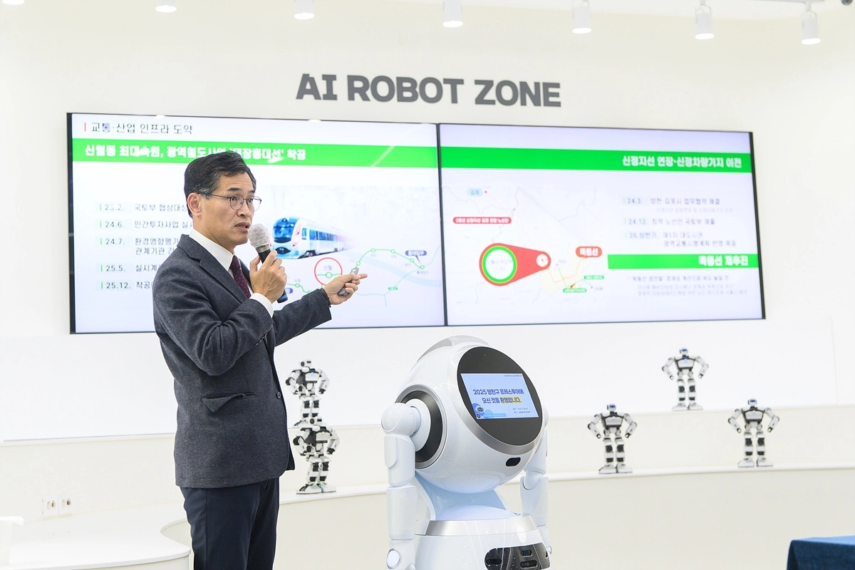 이기재 서울 양천구청장이 지난 26일 ‘넓은들미래교육센터’에서 진행한 ‘서울시 출입기자 프레스투어’에서 브리핑하고 있다. 양천구 제공