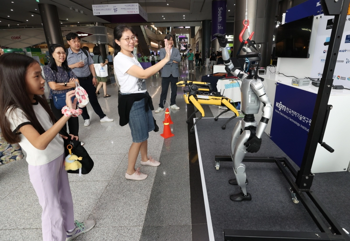 서울 강남구에서 열림 로봇플러스페스타에서 청소년들이 체험 프로그램에 참여하고 있다. 강남구 제공