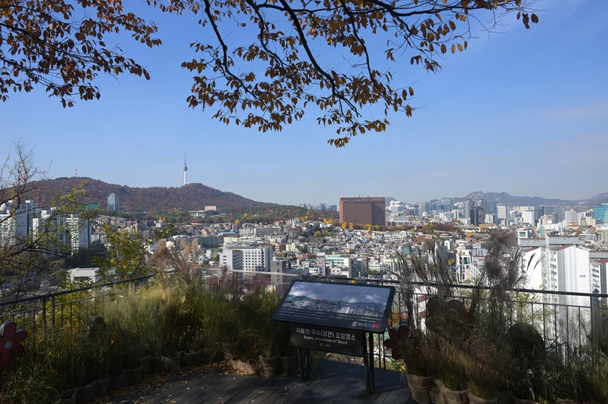 서울시 우수 경관 조망명소로 선정된 전망대에서는 남산서울타워와 인왕산, 북한산 등이 한눈에 펼쳐진다. 중구 제공