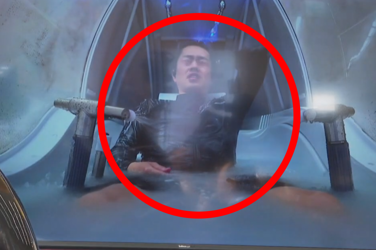 오사카·간사이 만국박람회(오사카 엑스포)의 ‘오사카 헬스케어 파빌리온’ 전시에서 ‘미라이 인간 세탁기’를 직접 채험해보는 오사카부 요시무라 히로후미 지사의 모습. 요미우리TV 캡처