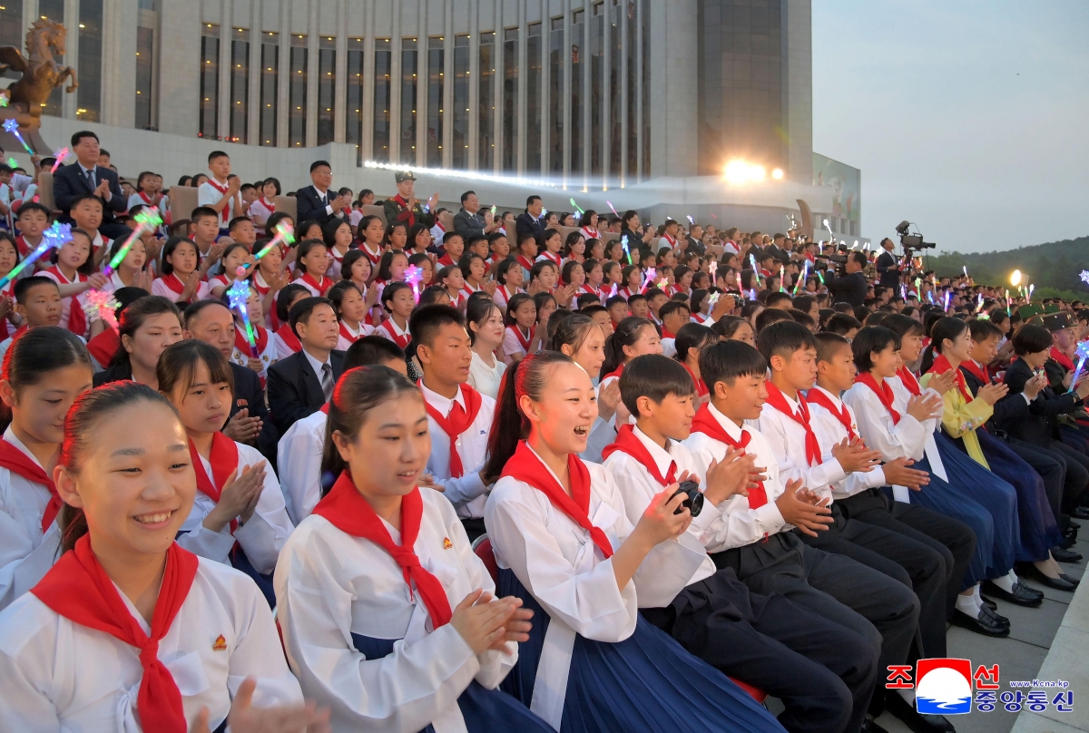 조선소년단창립 79주년 경축 학생소년들의 야회가 지난 6월 6일 저녁 만경대학생소년궁전 앞마당에서 열렸다고 조선중앙통신이 7일 보도했다. 2025.6.7. 연합뉴스
