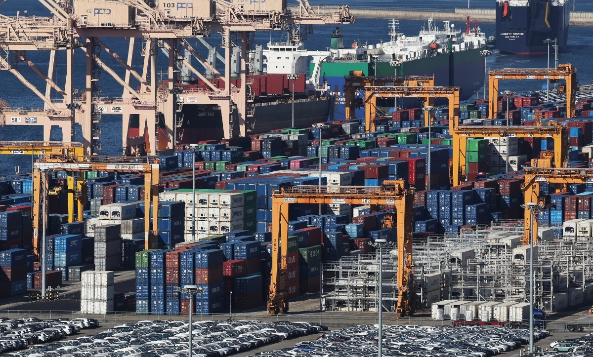 14일 경기도 평택항에 컨테이너가 쌓여 있는 모습. 연합뉴스