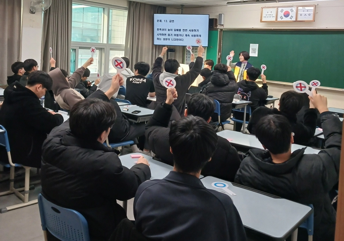 서울 강북구 내 한 고등학교 교실에서 수능 후 체험형 흡연·음주·마약 예방 프로그램이 진행되고 있다. 강북구 제공