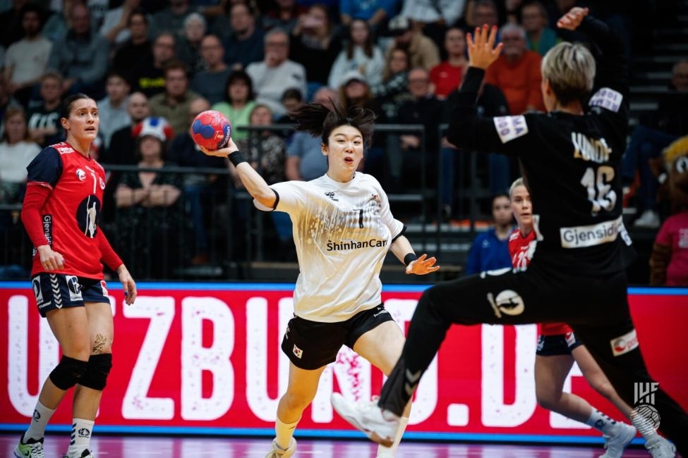 한국여자핸드볼 대표팀의 이원정이 노르웨이 수비진을 뚫고 슛을 시도하고 있다. IHF 제공