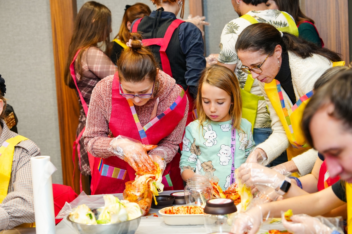 지난 25일 북마케도니아의 수도 스코페에서  주불가리아한국대사관 주최로 열린 김장 행사에서 참가자들이 김장을 담그며 즐거워하고 있다.  사진: 주불가리아대사관 제공.