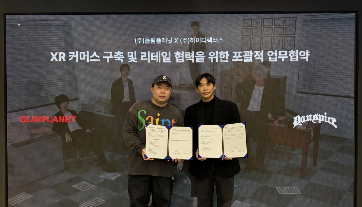 류재준(오른쪽) 하이디렉터스 류재준 대표와 김승진 올림플래닛 사업본부장이 MOU 체결한 뒤 기념 촬영을 하고 있다. 사진: 하이디렉터스.