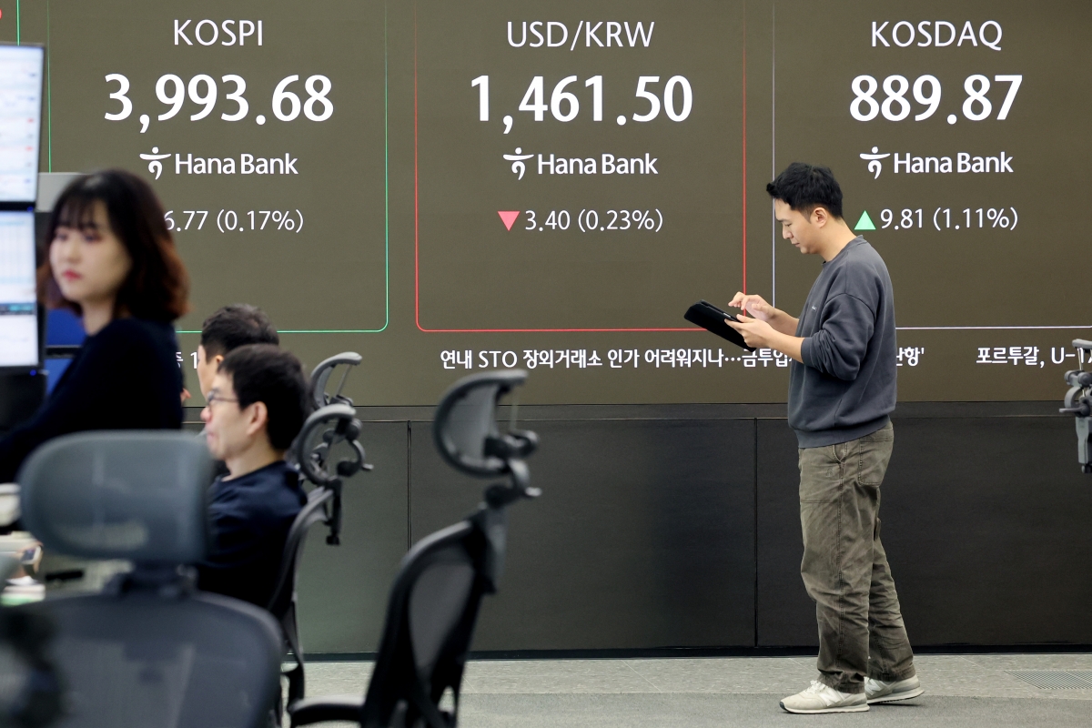 28일 서울 중구 하나은행 딜링룸 현황판에 코스피·코스닥 지수가 표시되고 있다.  이날 오전 9시 2분 현재 코스피는 전장보다 8.55 포인트(0.21%) 내린 3978.36, 코스닥지수는 전장보다 8.04포인트(0.91%) 오른 888.10을 나타내고 있다. 연합뉴스