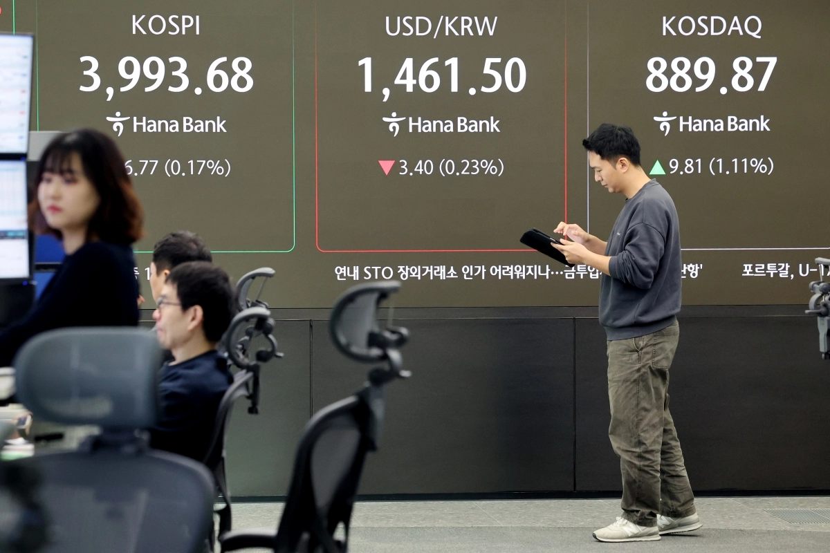 28일 서울 중구 하나은행 딜링룸 현황판에 코스피·코스닥 지수가 표시되고 있다.  이날 오전 9시 2분 현재 코스피는 전장보다 8.55 포인트(0.21%) 내린 3978.36, 코스닥지수는 전장보다 8.04포인트(0.91%) 오른 888.10을 나타내고 있다. 연합뉴스