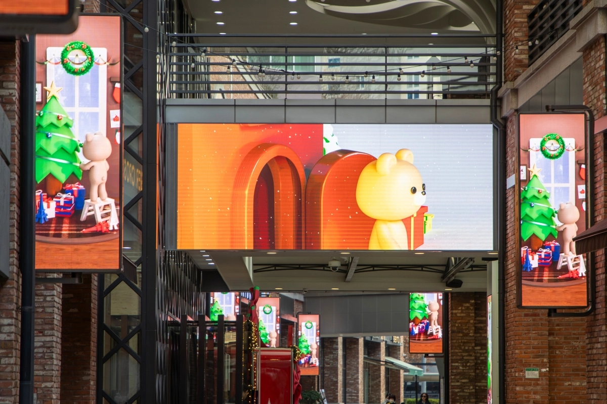 호반프라퍼티가 신구대학교와 협업해 제작한 크리스마스 영상이 아브뉴프랑 판교 디지털 사이니지를 통해 선보이고 있다. 호반그룹 제공