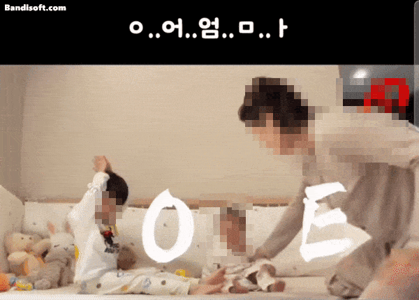 소셜미디어(SNS)에 올릴 영상을 찍기 위해 아기를 발로 차 쓰러뜨리는 엄마의 영상이 확산돼 논란이 되고 있다. 스레드