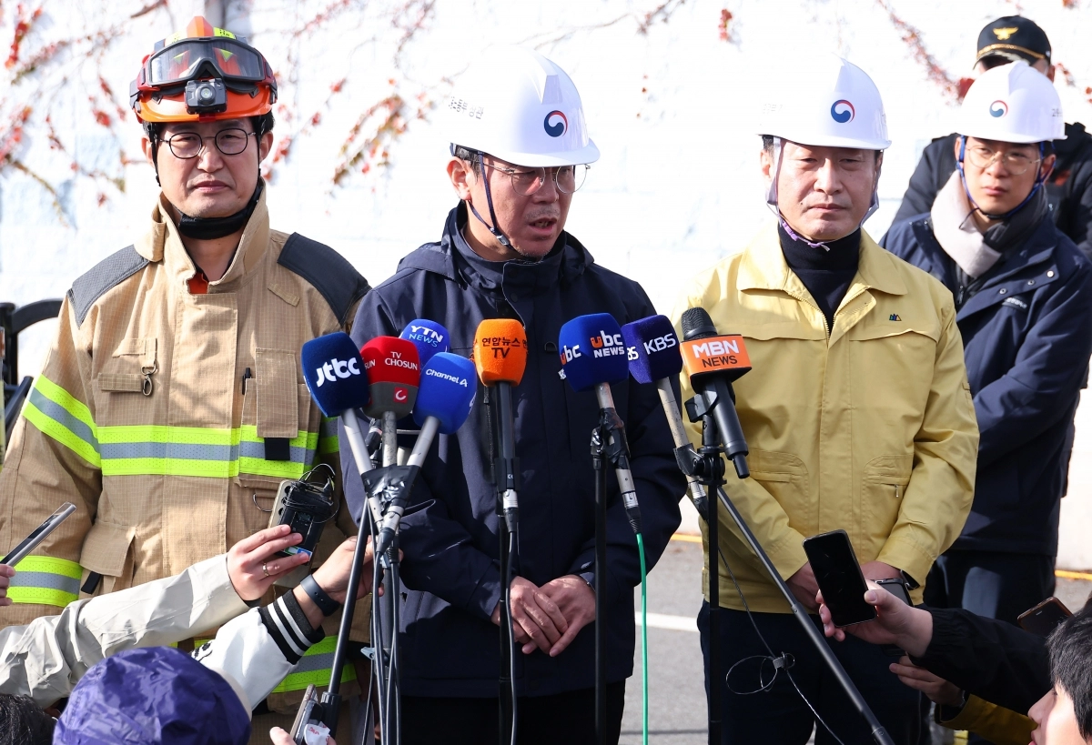 김영훈 고용노동부 장관이 지난 11일 울산화력발전소 보일러 타워 붕괴 사고 관련 현장 브리핑을 하고 있다. 울산 연합뉴스