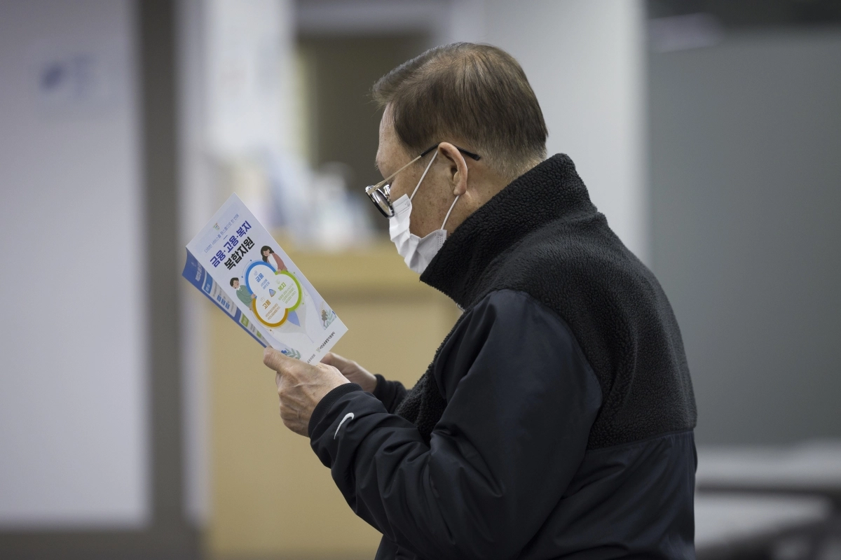 지난 26일 서울 마포구 서부고용복지센터에서 한 어르신이 일자리 안내문을 바라보고 있다. 뉴시스