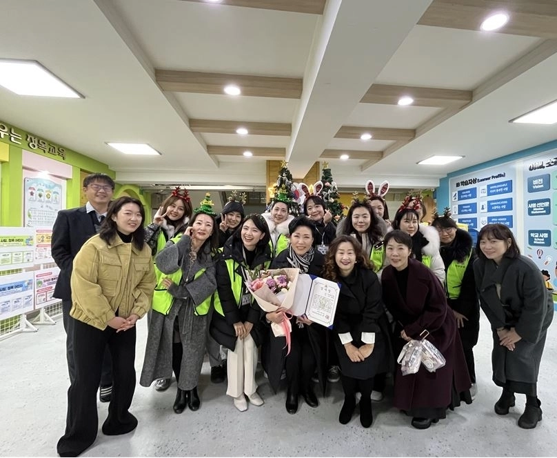 지난 27일 양천구 정목초등학교로부터 교육환경 개선 사업 기여 공로를 인정받아 감사장을 받은 최재란 의원