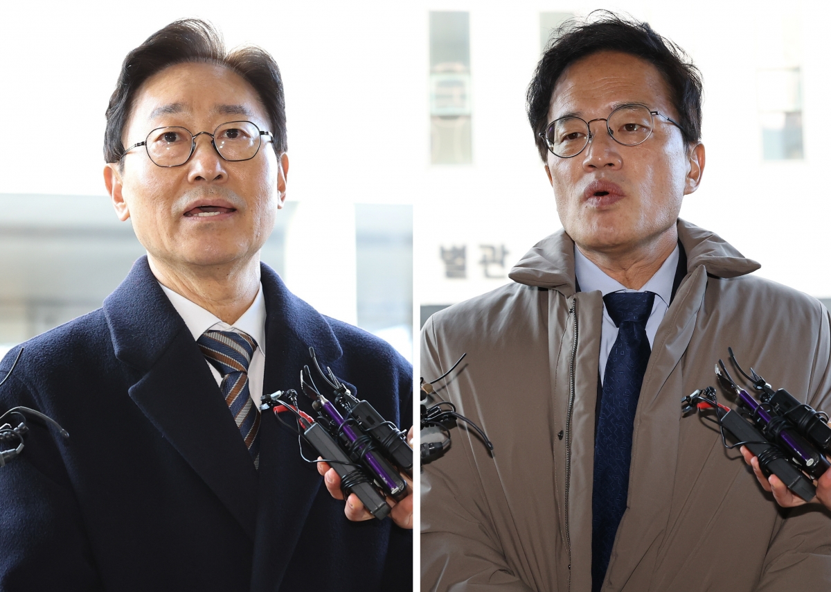 기자들의 질문에 답하는 박범계·박주민 민주당 의원