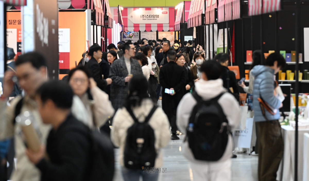 26일 서울 강남구 코엑스에서 열린 ‘소싱인마켓 2025’에서 참가자들이 부스를 둘러보고 있다. 서울국제소싱페어는 1991년에 기업 특판분야 전시회로 최초 개최된 소비재 제조·유통 비즈니스 전시회다. 2025.11.26 홍윤기 기자