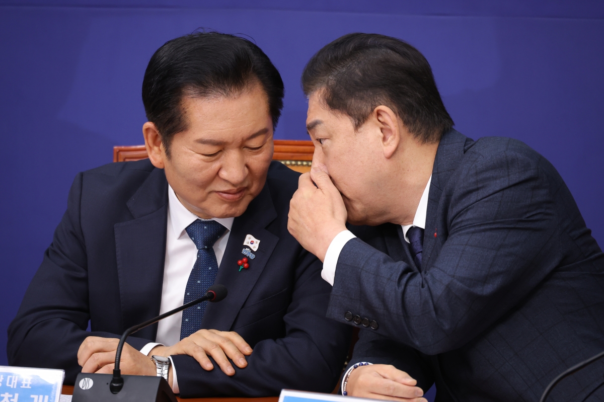 정청래 더불어민주당 대표와 김병기 더불어민주당 원내대표가 28일 국회에서 열린 최고위원회의에서 대화하고 있다. 연합뉴스