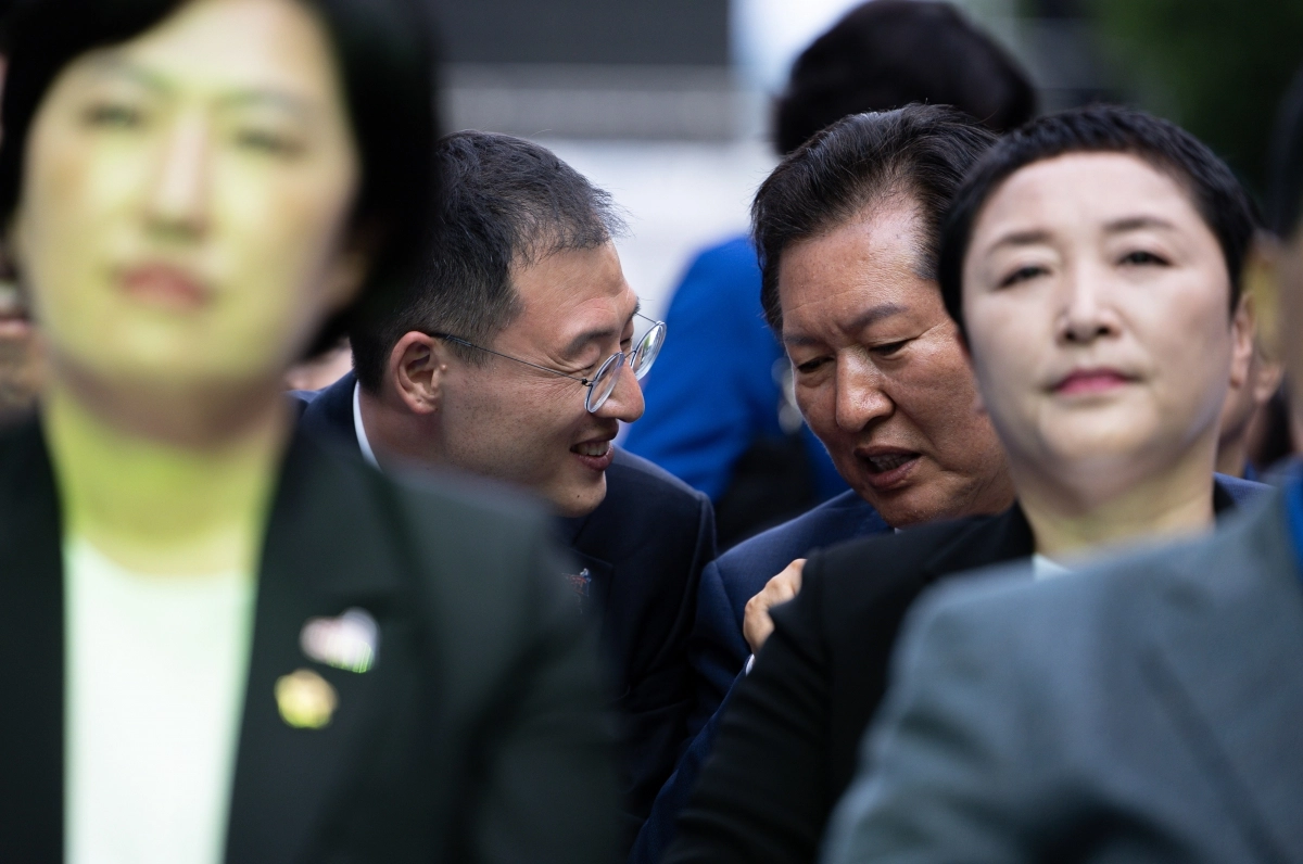 지난 5월 당시 무소속이던 김상욱 의원이 정청래 더불어민주당 의원과 광주광역시 동구 금남로에서 열린 5·18 광주민주화운동 45주기 전야제에 참석해 대화하고 있다. 연합뉴스