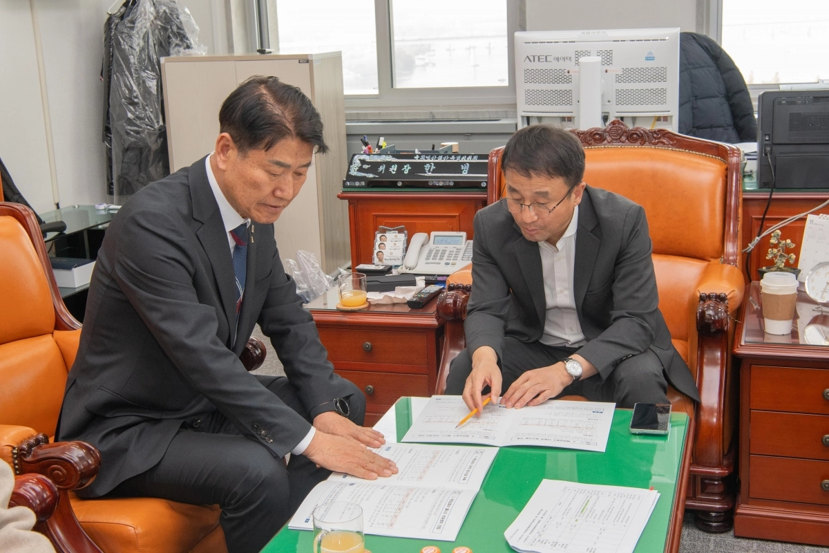 함명준(왼쪽) 고성군수가 24일 국회에서 한병도 예산결산특별위원장에게 현안 사업 추진을 위한 지원을 요청했다. 고성군 제공
