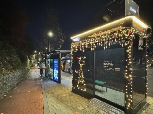 서울 용산구의 한 버스정류장에 설치된 냉온사랑방.  용산구 제공