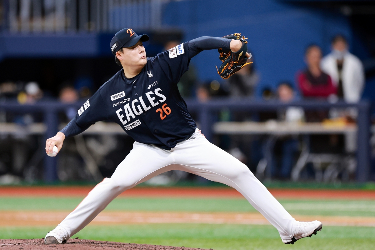 8회말 한승혁 역투