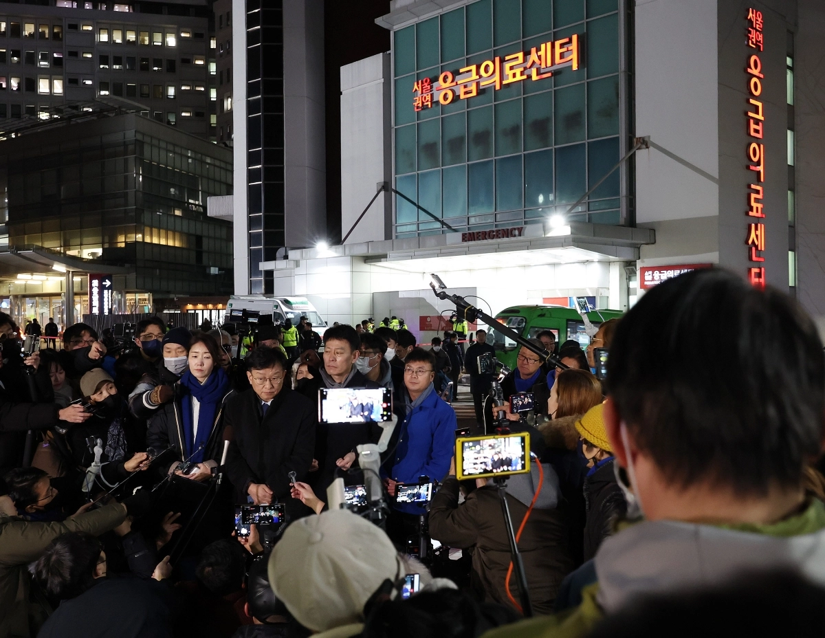 질문 받는 권칠승 대변인