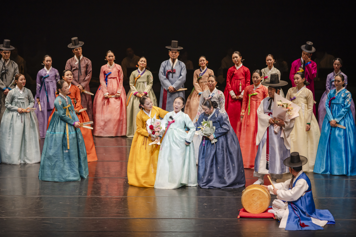 2024년 12월 국립극장 달오름극장 ‘송년판소리’에서 안숙선(가운데) 국가무형유산 판소리 ‘춘향가’ 보유자와 제자들이 모여 대명창의 소릿길 인생을 되짚는 무대를 선보였다. 국립극장 제공