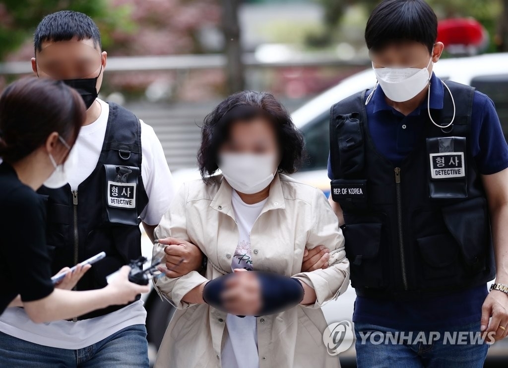 38년간 병간호하던 중증 장애 딸을 살해한 이 씨가 영장실질심사를 받기 위해 인천지법으로 들어가고 있다.     연합뉴스