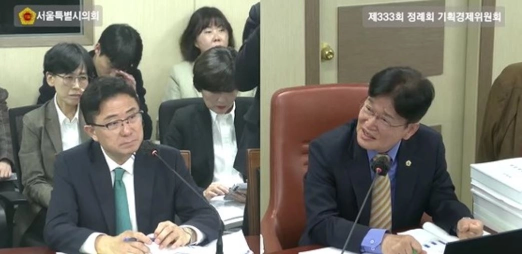 지난 26일 열린 경제실 예산안 심사에서 질의하는 김용일 의원(오른쪽)