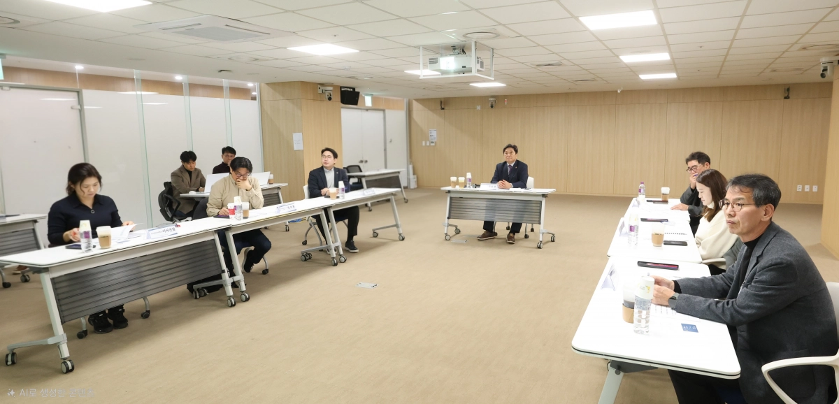 디지털 의정위원회 위원들이 2026년 정보화 주요사업과 AI 기반 디지털 의정 추진계획을 논의하고 있다.(사진=경기도의회)