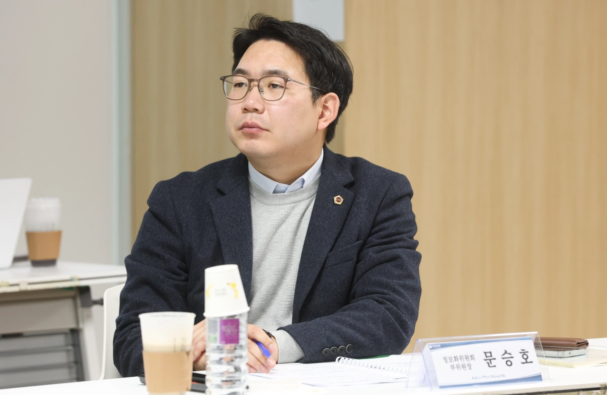 문승호 디지털 의정위원회 부위원장이 회의에서 안건을 살피며 의견을 청취하고 있다. (사진=경기도의회)