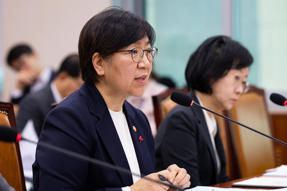 정은경 보건복지부 장관이 지난 26일 서울 여의도 국회에서 열린 제429회 국회(정기회) 법제사법위원회 제15차 전체 회의에서 의원 질의에 답하고 있다. 뉴스1