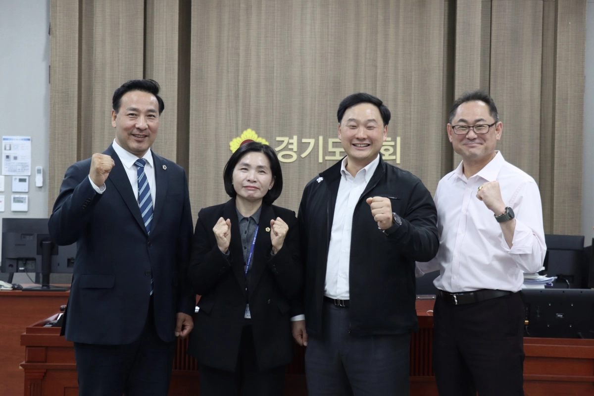 황세주 의원이 보건복지위원회 계수조정소위원회 위원들과 함께 기념촬영을 하고 있다.(사진=경기도의회)