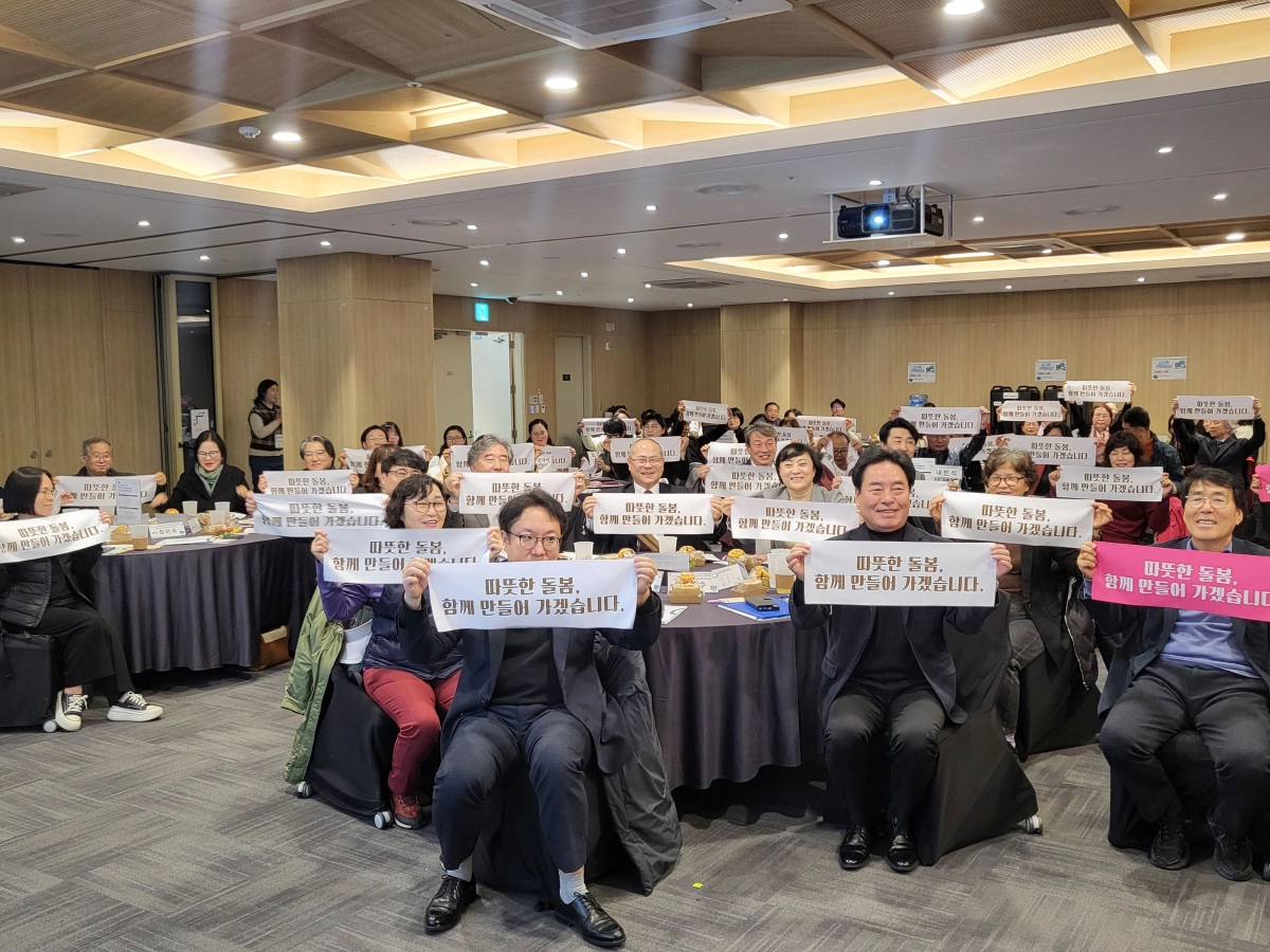 박재용 의원이 28일, 수원컨벤션센터에서 열린 ‘2025 장기요양요원 송년 포럼’에 참석해 김동규 의원을 비롯한 장기요양 종사자들과 함께 기념촬영을 하고 있다.(사진=경기도의회)