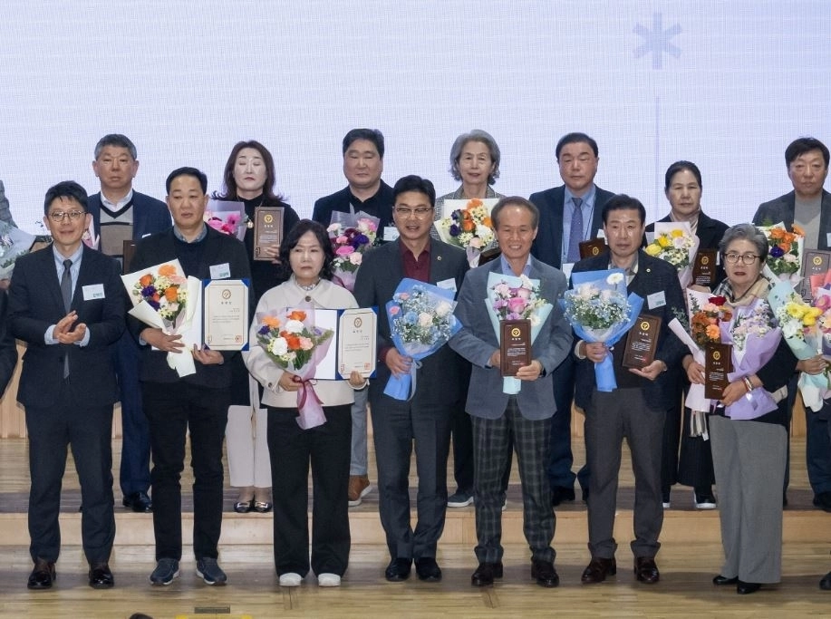 지난 27일 서울시 본청 8층 다목적홀에서 열린 ‘2025년 주민자치 성과공유회’에서 장태용 위원장이 참석자들과 기념촬영을 하고 있다.