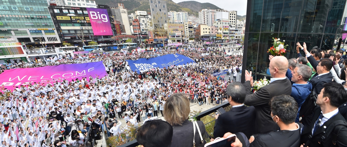 2023년 4월 부산역에서 세계박람회기구 실사단 방문을 환영하는 행사가 열리고 있다. 부산시 제공