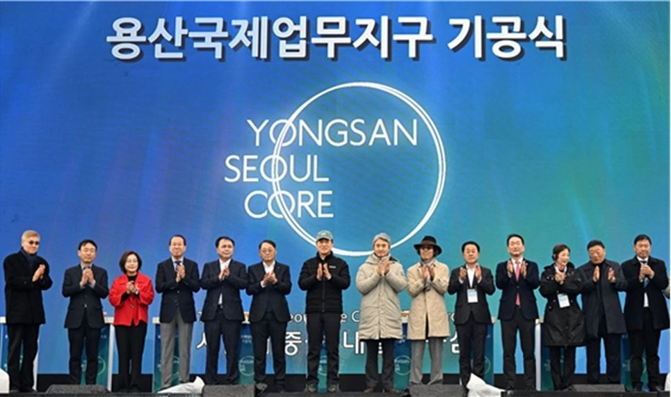 지난 27일 용산구 한강로3가 40-1일대에서 열린 ‘용산국제업무지구 기공식’에 참석한 김용호 서울시의원이(오른쪽 다섯 번째)이 참석자들과 세레머니를 하고 있다.