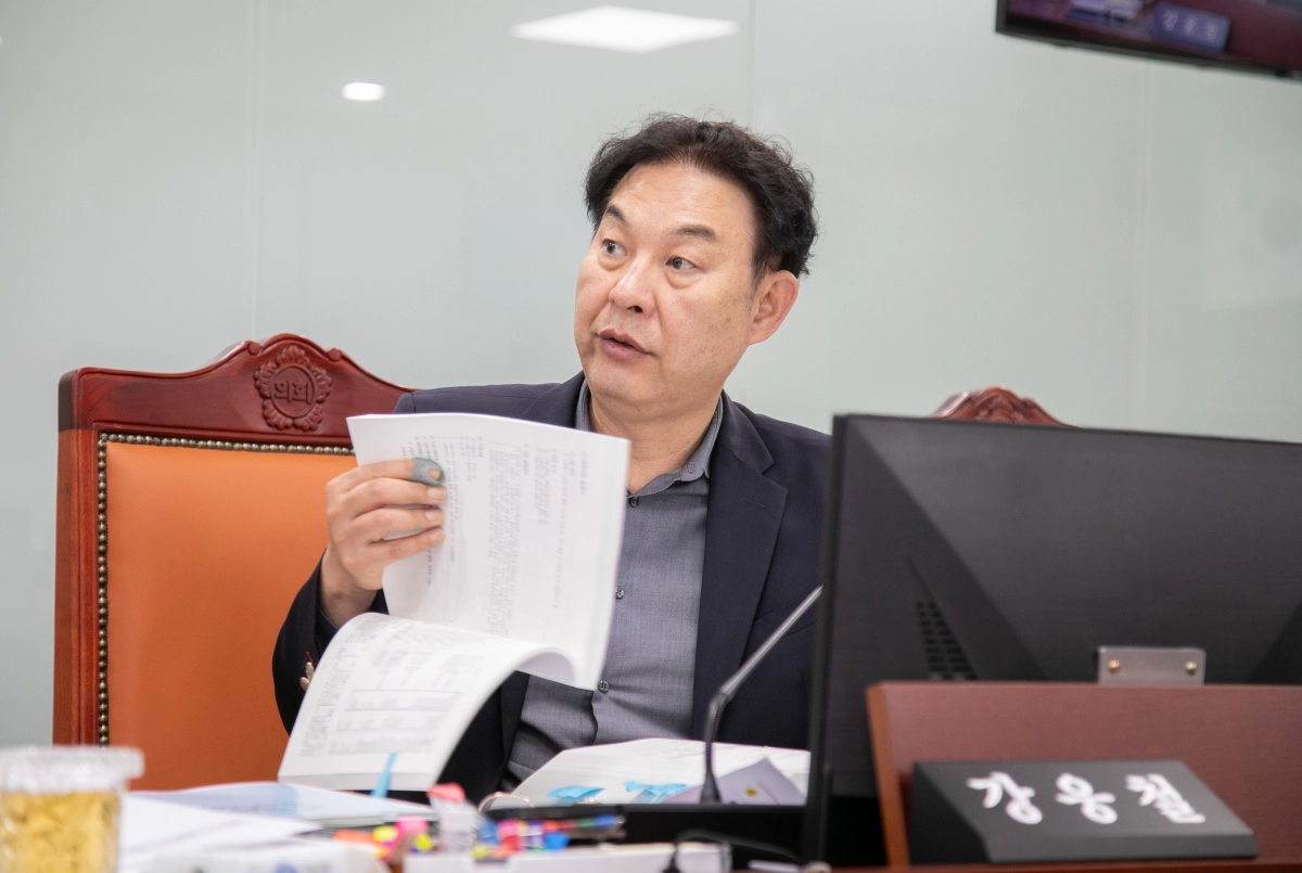 강웅철 의원이 경기도 소방재난본부 및 관련 기관에 대한 2026년도 예산 심사에서 질의하고 있다.(사진=경기도의회)