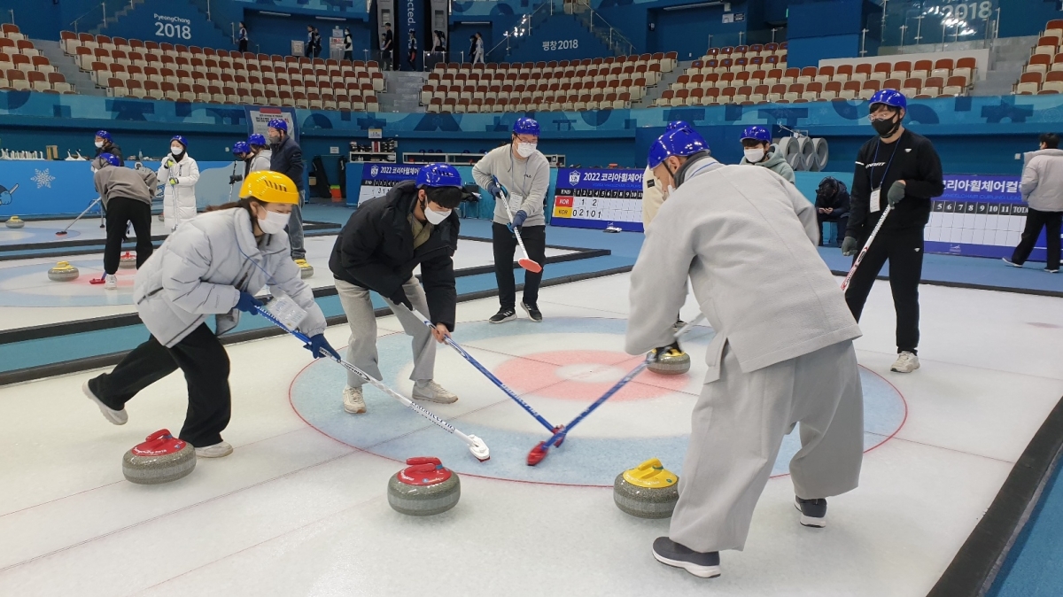 스님과 컬링 게임을 즐기는 컬링 템플스테이 참가자들. 낙산사 제공.