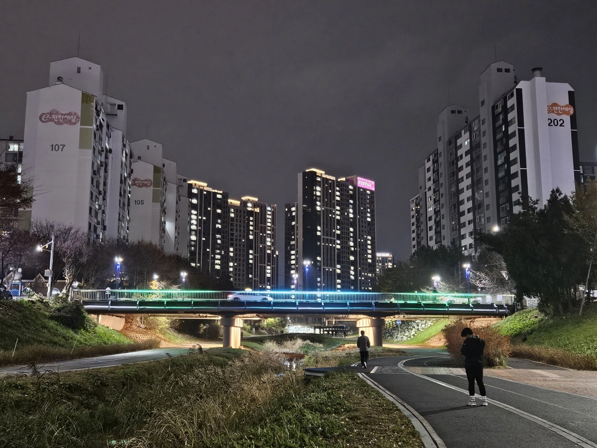 충남 천안 신부제3교에 설치된 야간 조명. 시 제공