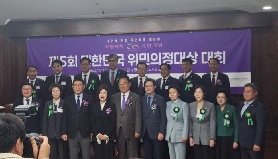 제5회 대한민국 위민의정대상 수상자들과 김경 의원(앞줄 오른쪽에서 세 번째)