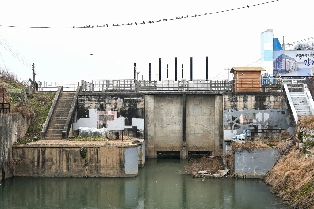 조석의 변화에 대응하기 위해 세워진 충남 강경의 강경갑문. 한국문화원연합회 누리집 갈무리.