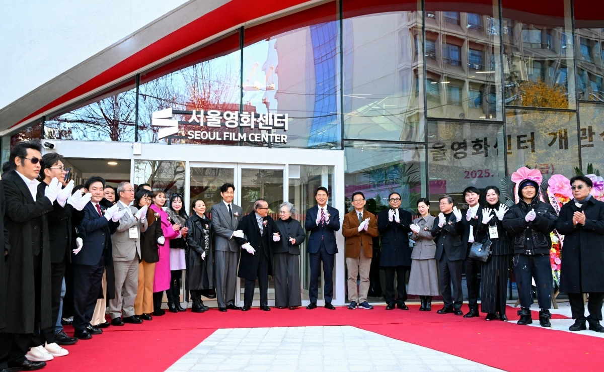 서울 중구 충무로에 창작 활동과 시민 문화 향유를 위한 공공 복합 플랫폼 ‘서울영화센터’가 문을 연 가운데 오세훈(가운데) 시장과 배우 및 감독 등 관계자들이 기념 촬영을 하고 있다. 서울시 제공