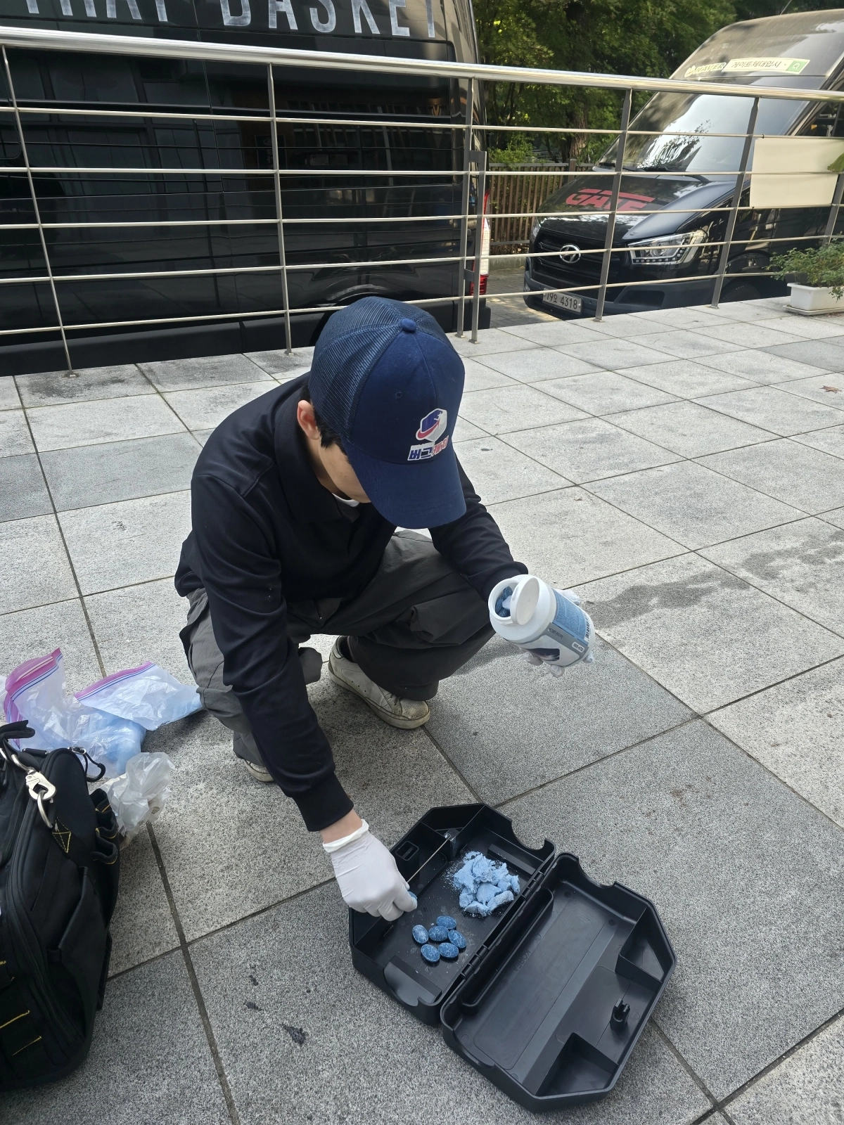 지난달 29일 서울 강남구의 한 주상복합에서 쥐 방역 업체인 ‘버그캐치’의 직원이 쥐 트랩에 쥐약을 바른 식빵을 놓고 있다. 박효준 기자